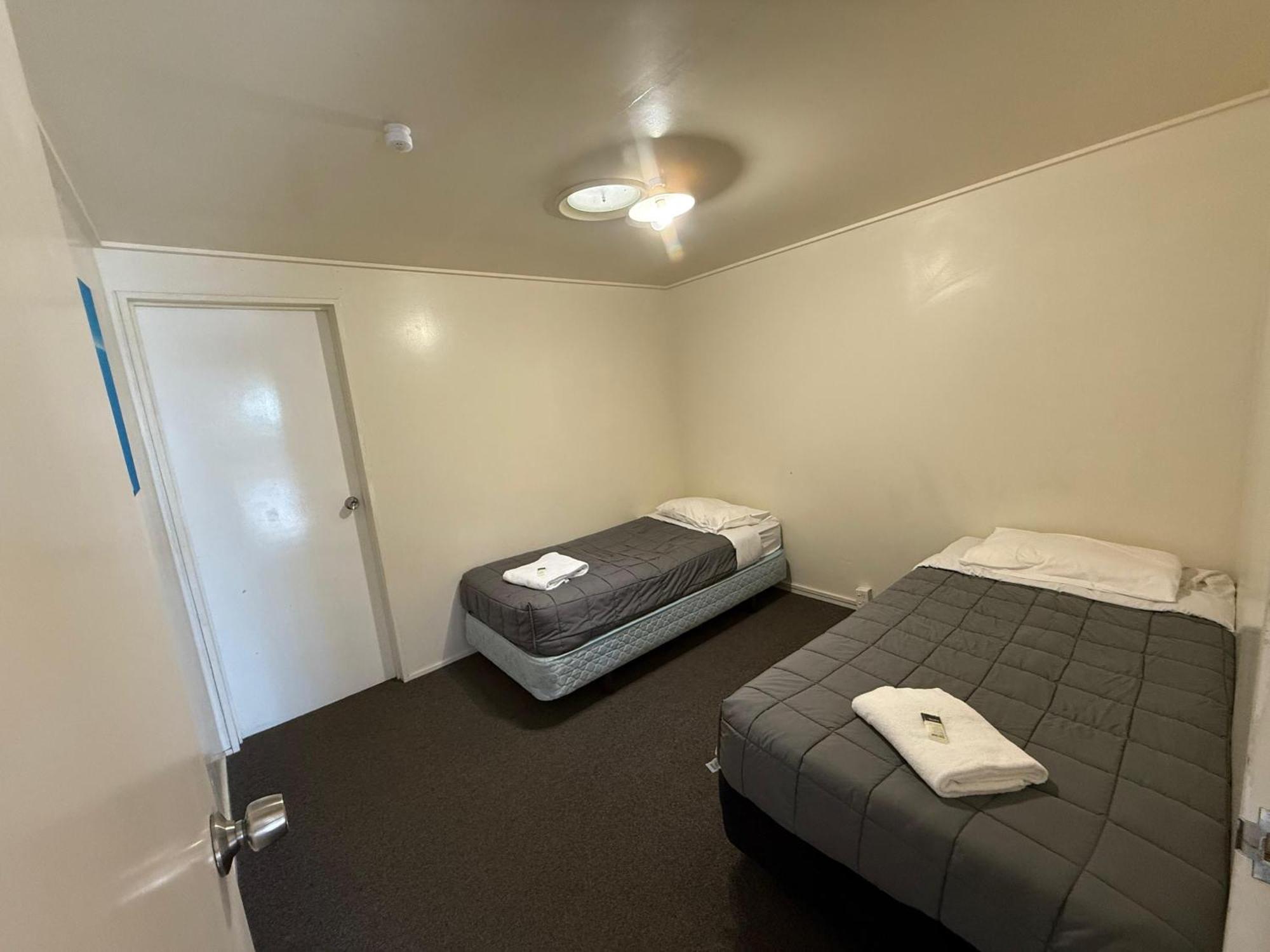 تاوبو Camellia Court Family Motel المظهر الخارجي الصورة
