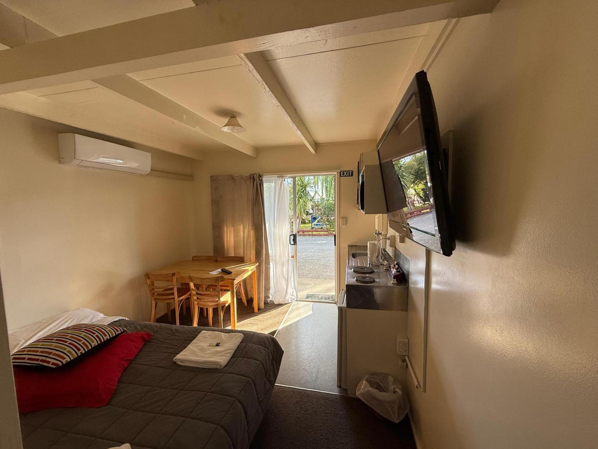 تاوبو Camellia Court Family Motel المظهر الخارجي الصورة