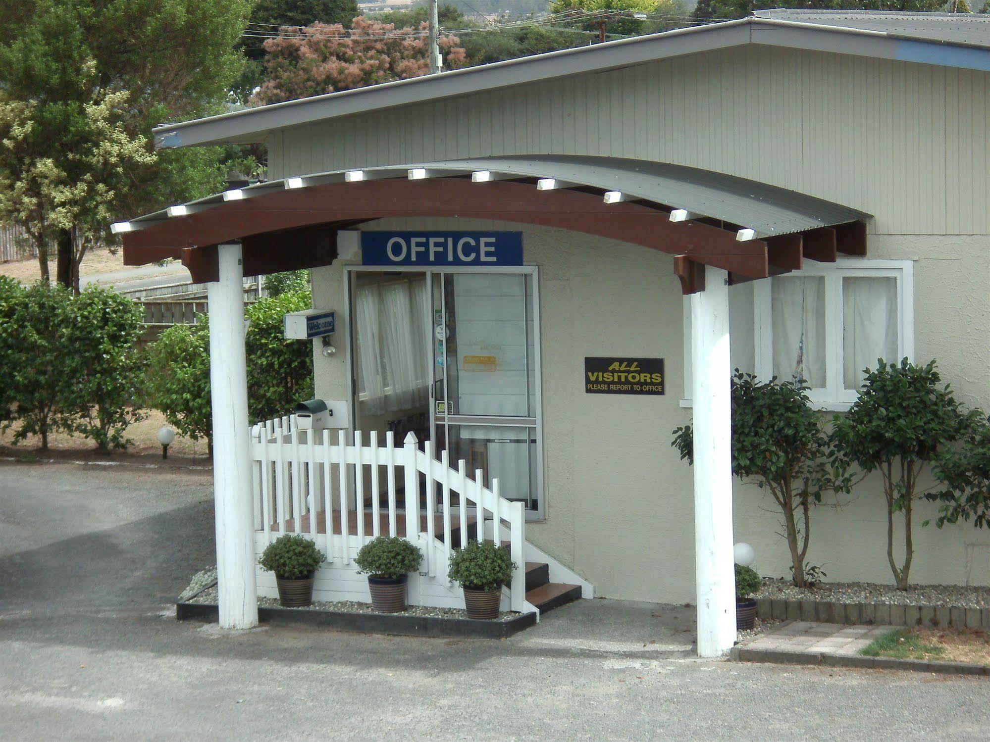 تاوبو Camellia Court Family Motel المظهر الخارجي الصورة