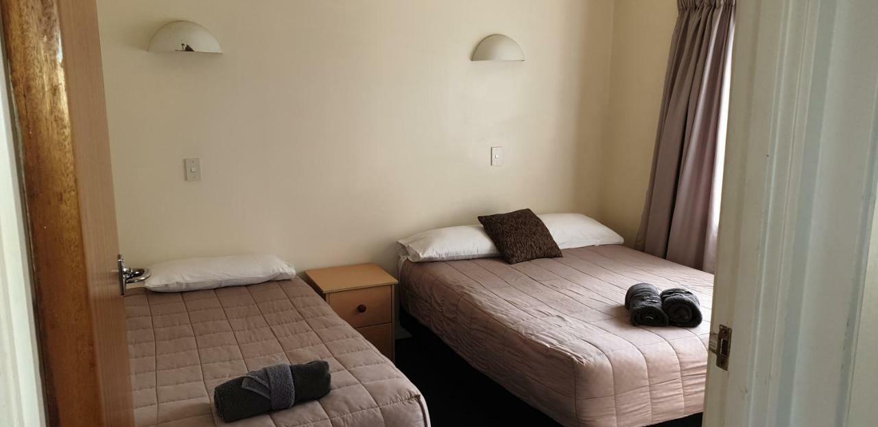 تاوبو Camellia Court Family Motel الغرفة الصورة